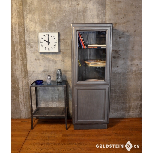 schmaler Arztschrank aus Metall
