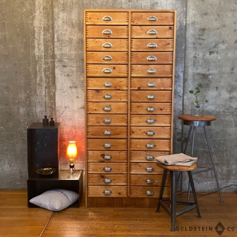 Schubladenschrank aus Holz