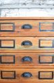 Schubladenschrank aus Holz