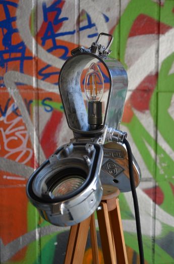 Kranscheinwerfer / SBF / auf Holzstativ