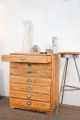 Planschrank mit silbernen Muschelgriffen