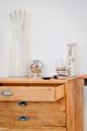 Planschrank mit silbernen Muschelgriffen