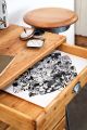 Planschrank mit silbernen Muschelgriffen