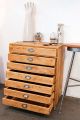 Planschrank mit silbernen Muschelgriffen