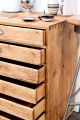 Planschrank mit silbernen Muschelgriffen