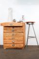 Planschrank mit silbernen Muschelgriffen