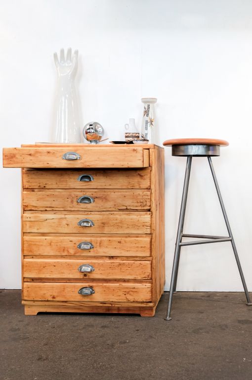 Planschrank mit silbernen Muschelgriffen