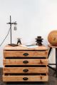 Planschrank mit schwarzen Muschelgriffen