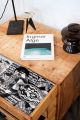 Planschrank mit schwarzen Muschelgriffen