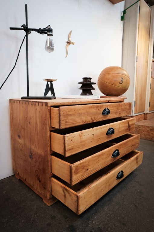 Planschrank mit schwarzen Muschelgriffen