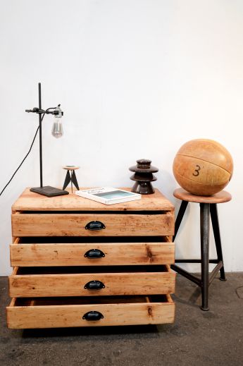 Planschrank mit schwarzen Muschelgriffen