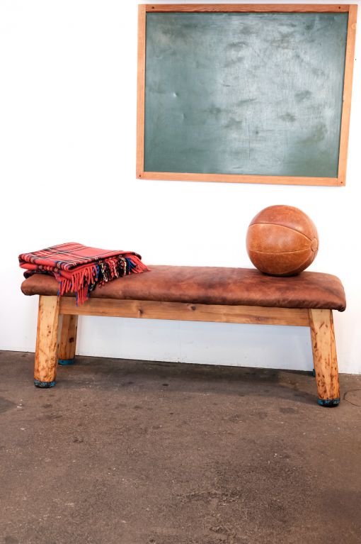 Alte Turnbank mit Lederbezug