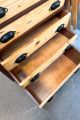 Zweifarbiger Schubladenschrank mit schwarzen Muschelgriffen