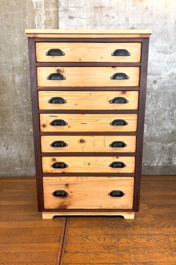 Zweifarbiger Schubladenschrank mit schwarzen Muschelgriffen