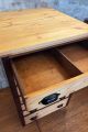 Zweifarbiger Schubladenschrank mit schwarzen Muschelgriffen