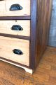 Zweifarbiger Schubladenschrank mit schwarzen Muschelgriffen