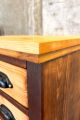 Zweifarbiger Schubladenschrank mit schwarzen Muschelgriffen