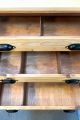 Zweifarbiger Schubladenschrank mit schwarzen Muschelgriffen