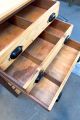 Zweifarbiger Schubladenschrank mit schwarzen Muschelgriffen