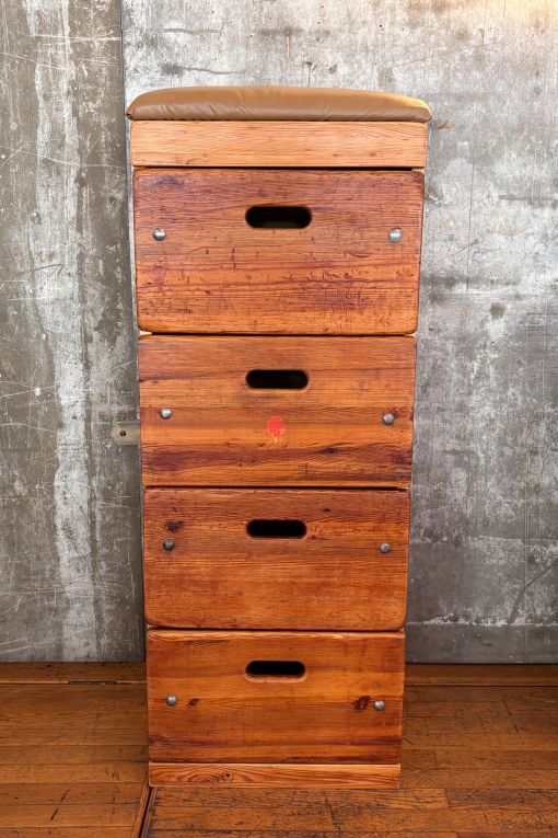 Schubladenschrank aus einem alten Turnmöbel