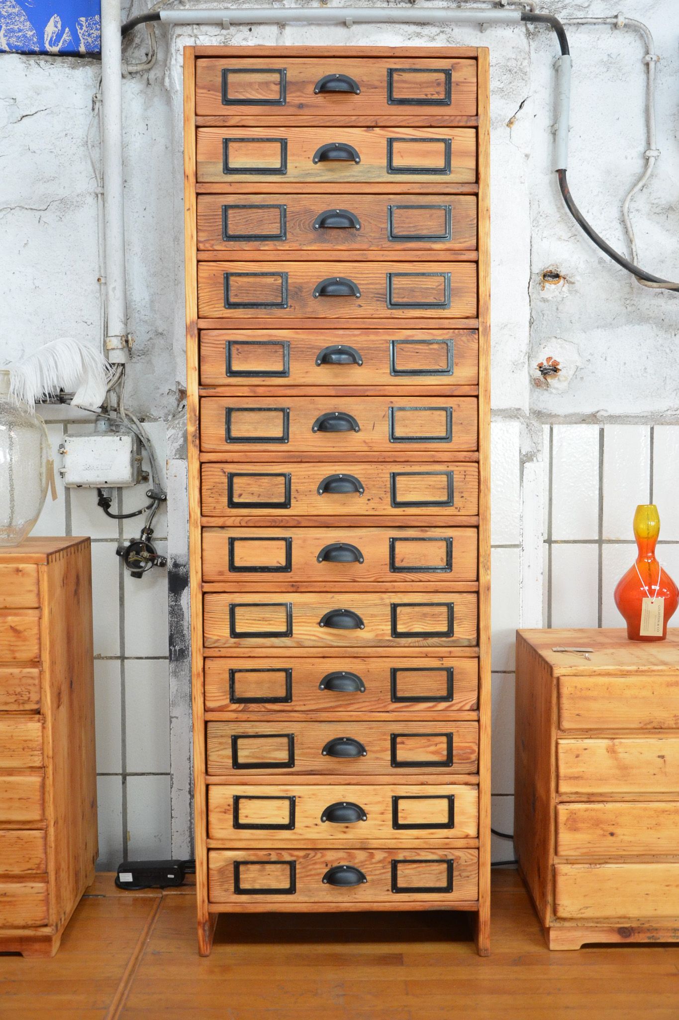 Schubladenschrank aus Holz