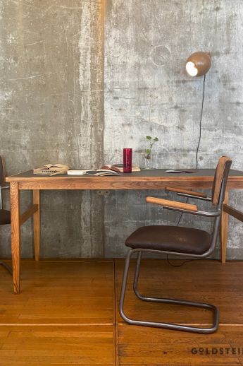 Schreibtisch mit Linoleumplatte