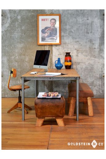 Großer eleganter Esstisch