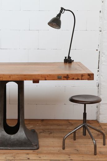 Arbeitstisch auf Gussfuß