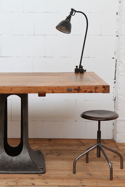 Arbeitstisch auf Gussfuß