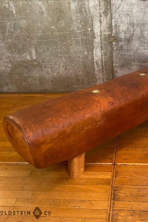 Sitzbank aus einem alten Turnmöbel