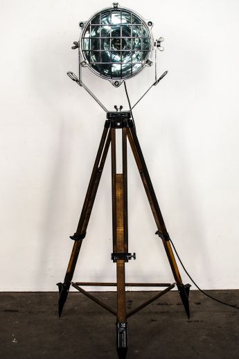 Rostbrauner Zivilschutzscheinwerfer