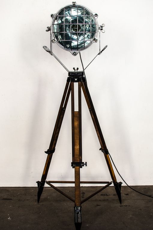 Rostbrauner Zivilschutzscheinwerfer