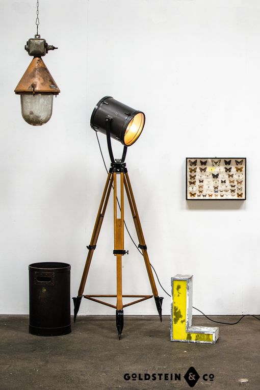 Zylindrischer Flutlichtscheinwerfer auf Holzstativ