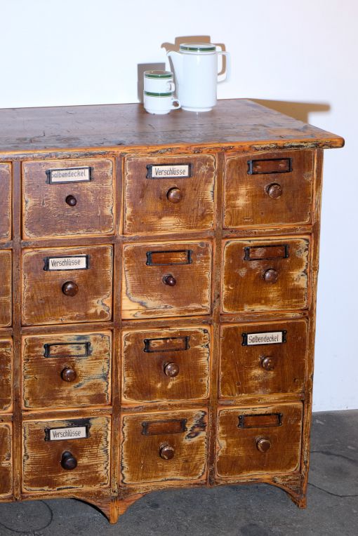 Restaurierter Apothekerschrank