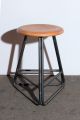 Hocker aus gebogenen Stahlrohren