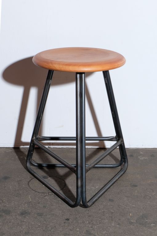 Hocker aus gebogenen Stahlrohren