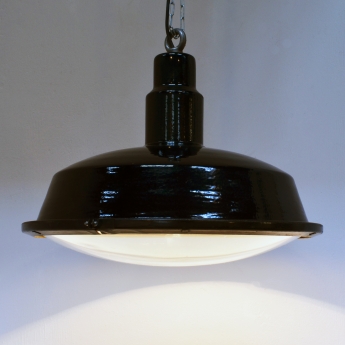 Grosse schwarze Emailleleuchte